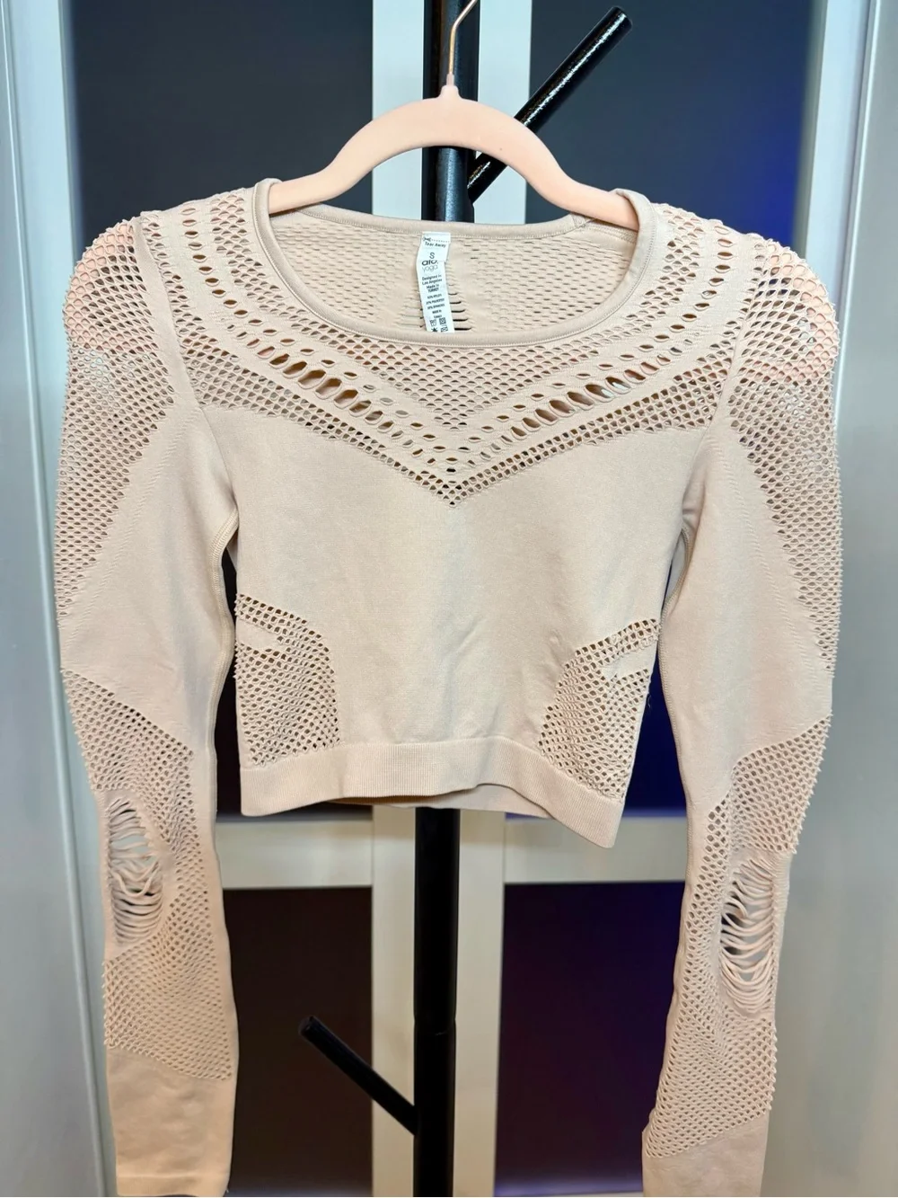 Alo Yoga Siren Long Sleeve Mesh Performance Crop Top, pink, small.